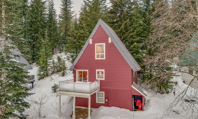 Snoqualmie Pass Cabin | Snoqualmie Pass Cabin w/Deck: Walk to Ski Lift