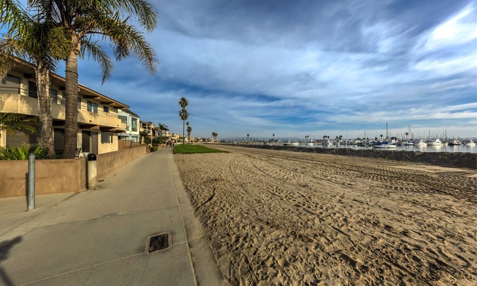 Central Mission Beach Condo | Snowbirds Welcome Beautiful Condo garage & patio close to beach & bay SUPER HOST