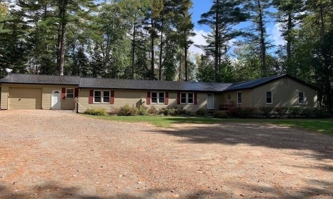 Speculator House | Snowmobile Access & Close to Oak Mt. SPACIOUS 5 Bedroom for large family/groups.