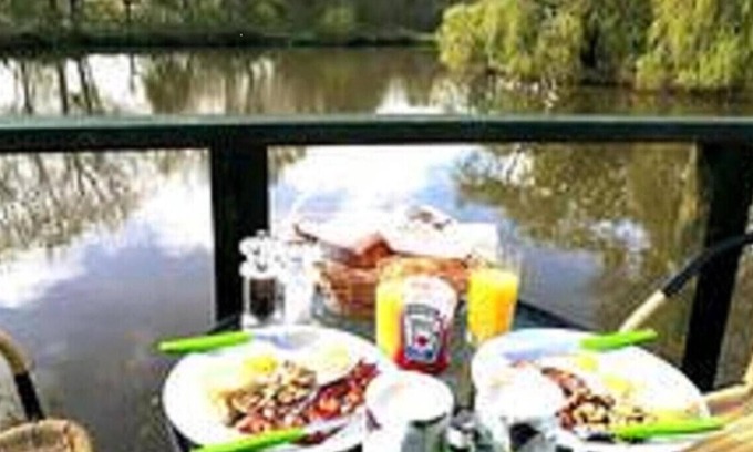 Hadlow Down Cabin | Snug & Secluded shepherds hut with balcony over lake.