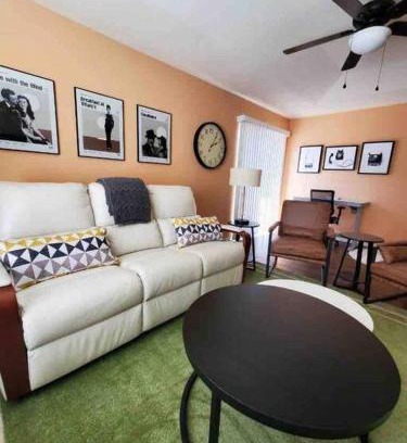 Keizer House | Solar Half-Plex with Chic Style in Country Glen