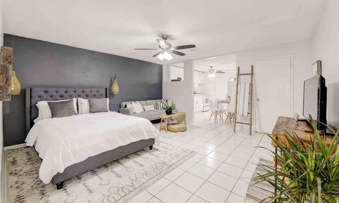 Riverside Park Apartment | South Florida Oasis: Comfortable and Central #5