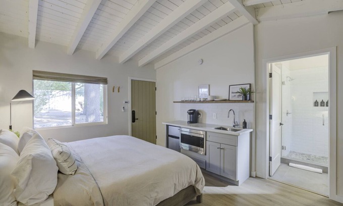 Lakeside Park Apartment | South Lake Chalet #4-New Boutique Suite-Minutes to Heavenly & Lake Tahoe