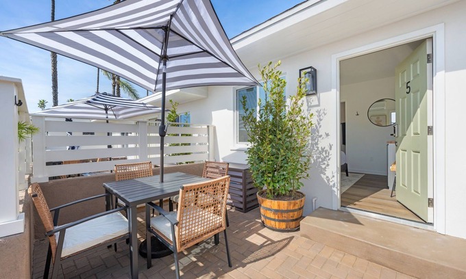 South Oceanside Hotel | South Oceanside Bungalow 5 - Deluxe Queen Studio + Patio