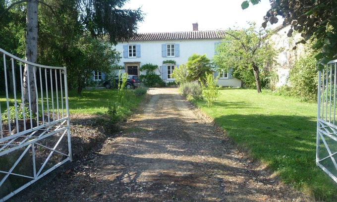 Estampes Other | SPACIEUSE ET BELLE maison 4ch 4sdb, piscine privee, grand jardin Internet et TV