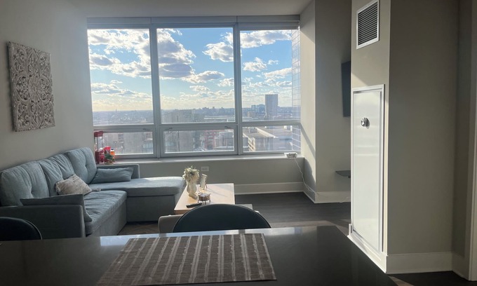 The Loop Apartment | Spacious 1 bd sleeps 4 quiet and near Michigan Ave. free gift