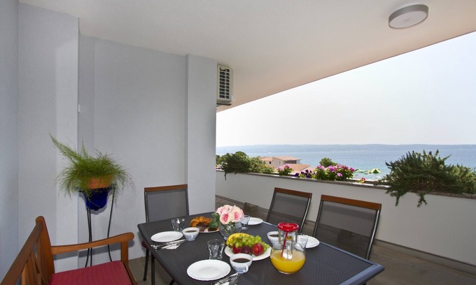 Podstrana Apartment | Spacious 110 m2 apt with terrace and garden, just 30m from the beach