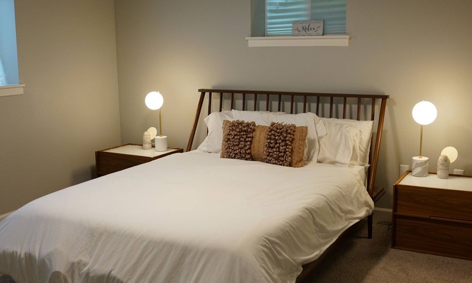 Northwest Everett House | Spacious 1B/1B Ergonomic desk