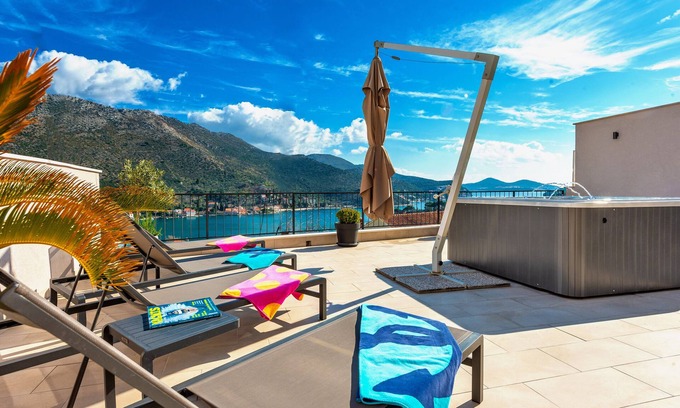 Zaton House | Spacious 2 bedroom holiday home with hot tub & Sea view