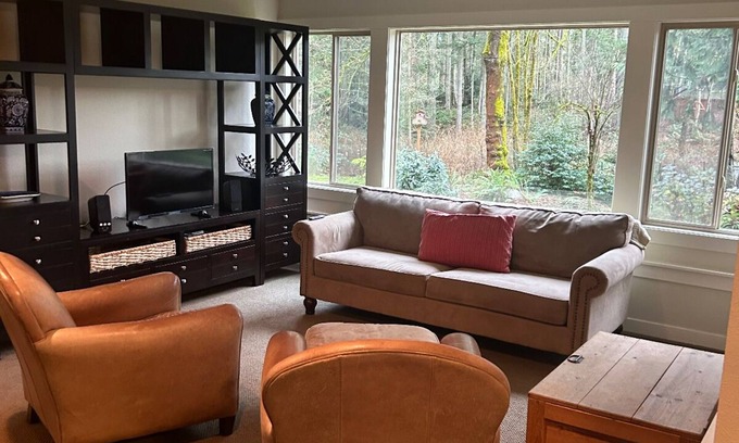 Sammamish House | Spacious 2-Bedroom Basement Suite, fully furnished.