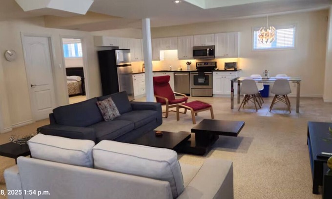 Richmond Hill House | Spacious 2 BR, 3 beds, sleeps 6, kitchen, laundry