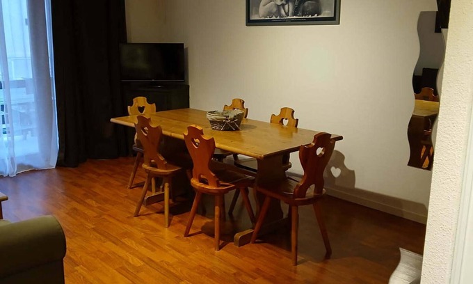 Vignec Apartment | Spacious 2-Room Cabin for 6 with Terrace, Pool Access & Nearby Shuttle