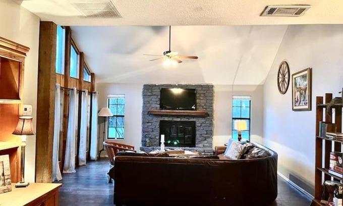 Cedar Creek House | Spacious 2 Story Rustic Retreat