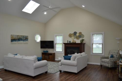 Lawrenceville Apartment | Spacious 2BD near Princeton, Cafes! Family, Backyard, Parking