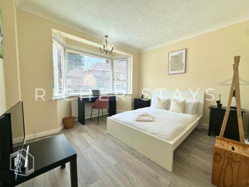 Harold Wood Apartment | Spacious 2BR Flat in Harold Wood