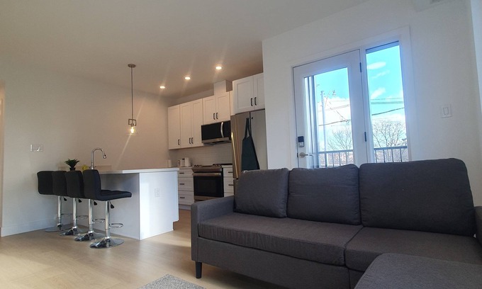 Upper Beaches Apartment | Spacious 2BR unit close to transit