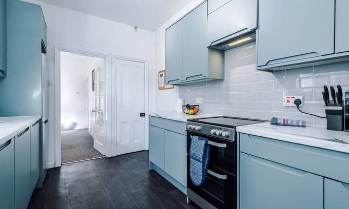 Stoke-on-Trent House | Spacious 3-Bed House in Stoke | Ideal for Business | Long-term discounts