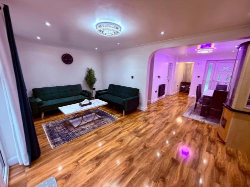 Haversham Apartment | Spacious 3 Bed Home With Private Parking Close to MK Central