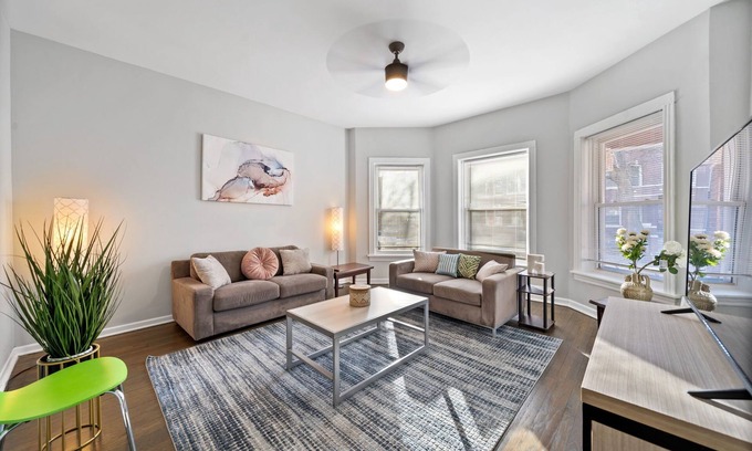 Woodlawn Apartment | Spacious 3-bedroom apartment in cool Chicago with WiFi, AC