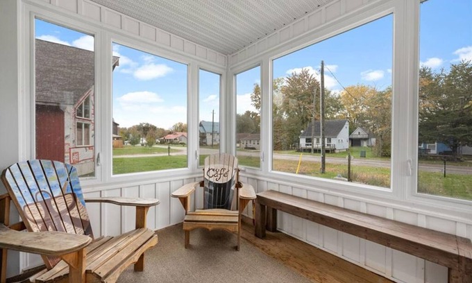 Turkey Point Cottage | Spacious 3 bedroom cottage, sleeps 10, 4 mins to beach, 6 person sauna