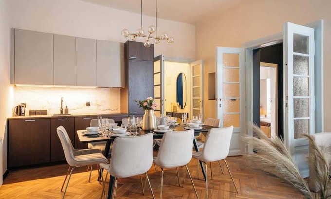 City Centre Apartment | Spacious 3-Bedroom Flat in Central Krakow