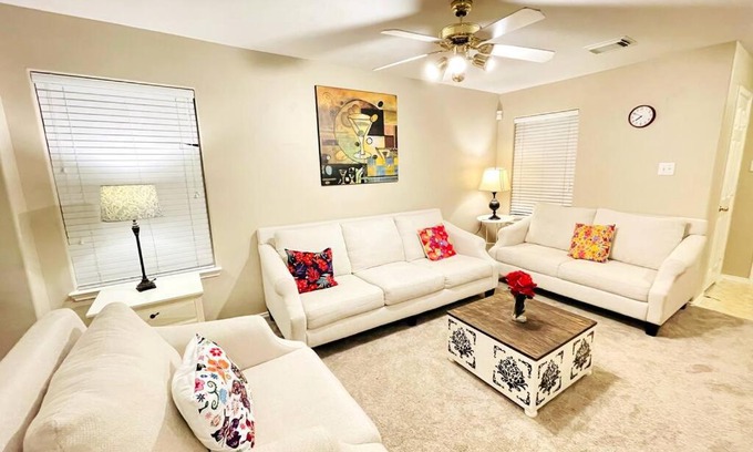 Rosenberg House | Spacious 3 Bedroom - Rosenberg