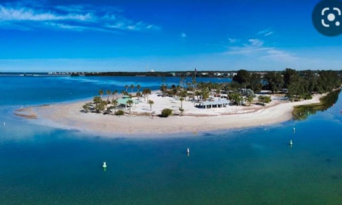 Tarpon Springs House | Spacious 3 Bedroom PET FRIENDLY!- Close to beach!