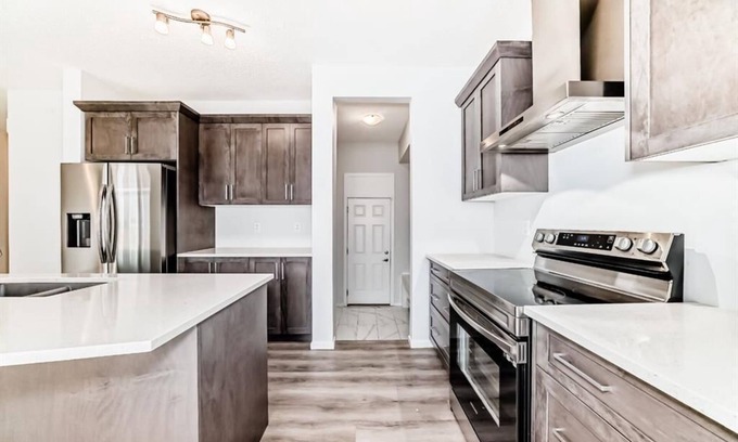 Calgary House | Spacious 3BR + Loft, 2.5B Retreat in Quiet Neighbourhood – Perfect for Families!