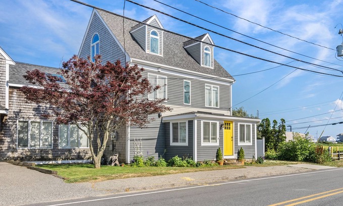 Brant Rock House | Spacious 4 bed home walk to Marina and beaches w/pvt yard