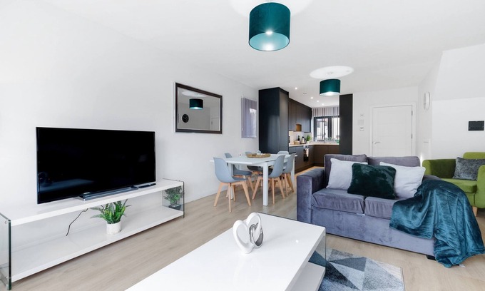 Slough House | Spacious 4 Bedroom House -01 with Parking in Farnham Royal Slough