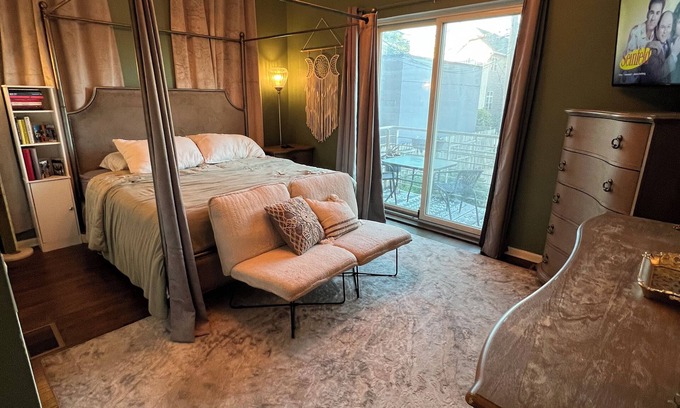 Wicker Park Apartment | Spacious 4-bedroom duplex in Wicker Park/Humboldt Park with 1 Parking spot