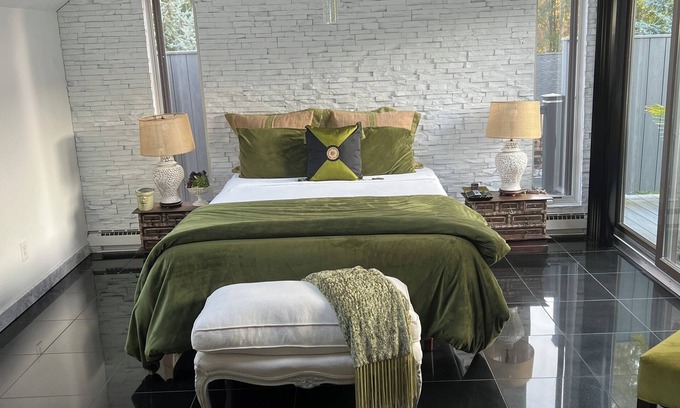 Bristol House | Spacious 4-bedroom Modern Architecture Cozy Getaway with Fitness Room, WiFi