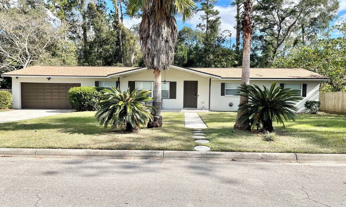 Gainesville House | Spacious 4-bedroom house with Covered Private Pool in Gainesville