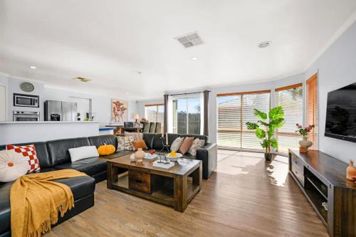 Narre Warren South House | Spacious 4BR 2bath Family Home near Casey Central