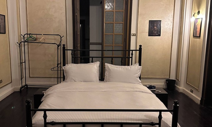 Qasr an-Nil Apartment | Spacious 5-bedroom apartment with AC, WiFi in fantastic Cairo Governorate