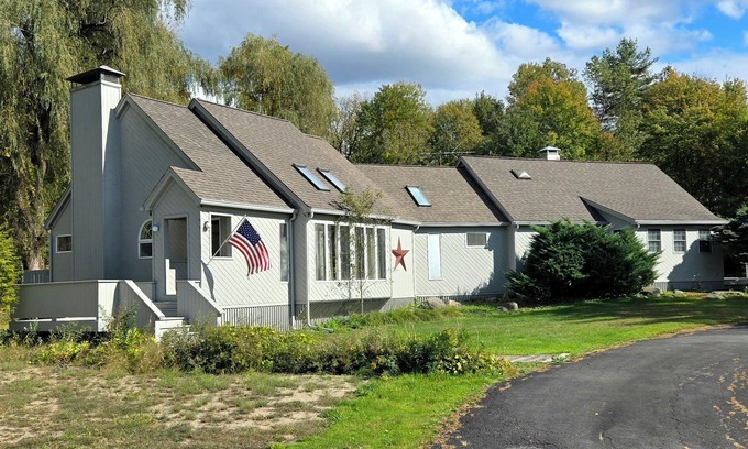 Fort Edward House | Spacious 5-Bed with Pool, Firepit, and BBQ - 20-min to Saratoga and Lake George