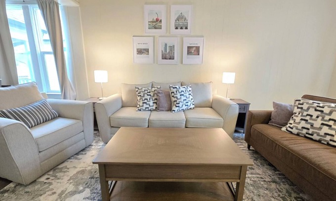 West Seventh House | Spacious 5-bedroom house in delightful Saint Paul with WiFi, AC