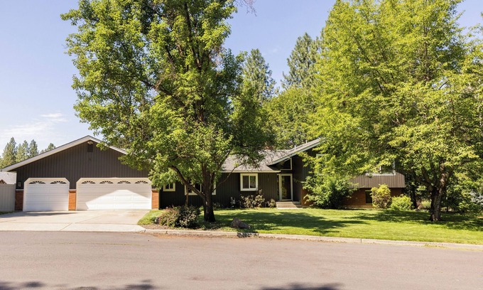 Fairwood House | Spacious 5-bedroom house in North Spokane with Hot tub & game room.