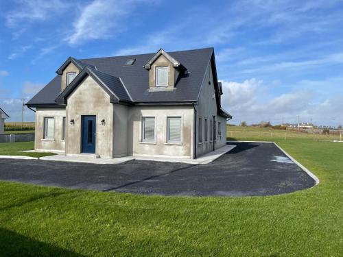 Tuam House | Spacious 5Br Home - Country View - Close to Galway