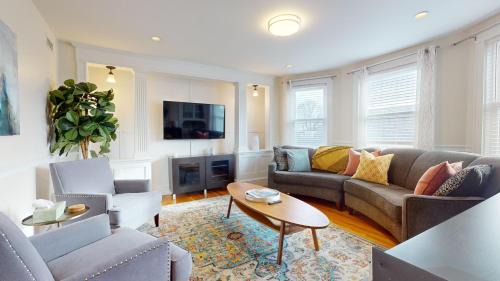 North Cambridge Apartment | Spacious 5br W Ac, Near Harvard & Davis Sq