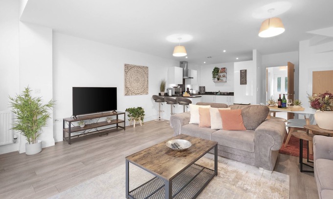 Slough House | Spacious 6 Bedroom 2 Bath Serviced House with Parking in Denton Way