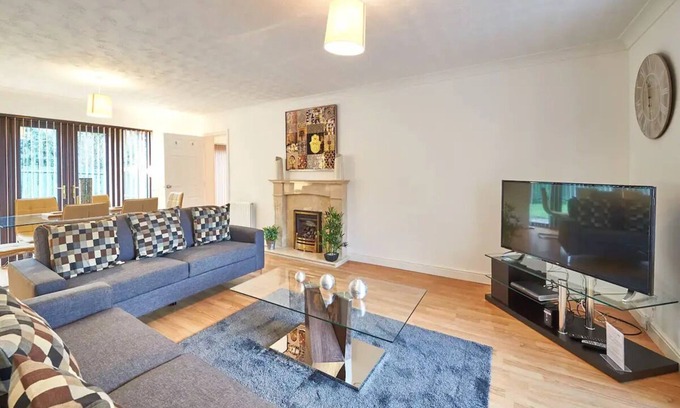 Bletchley House | Spacious 6 bedroom 5 bathroom home with parking