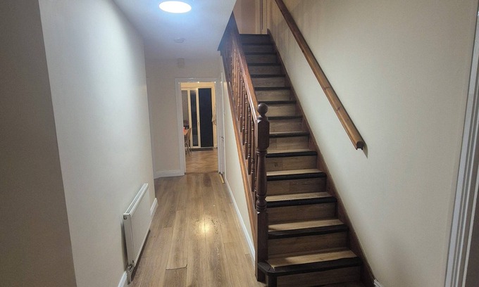 Annacotty House | Spacious 6-bedroom house in charming Limerick with WiFi