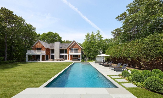 Wainscott House | Spacious 6-bedroom house in charming Wainscott walking distance to beach