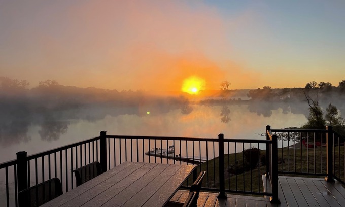 Kendall House | Spacious 6-bedroom house on Eagle Lake in Mattawan MI