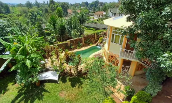 Nairobi House | Spacious 6 Bedroom Villa With Private Garden & Swimming Pool