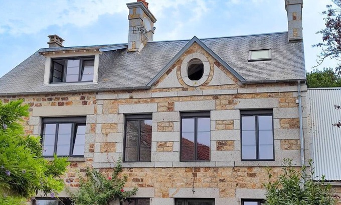 Dragey-Ronthon Cottage | Spacious 6BR Home with Garden, Walk to Beach, Perfect for Families