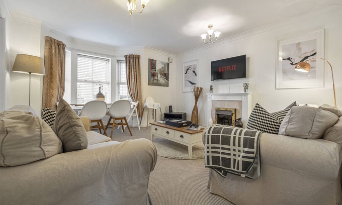 Jesmond Apartment | Spacious Apartment with Parking!
