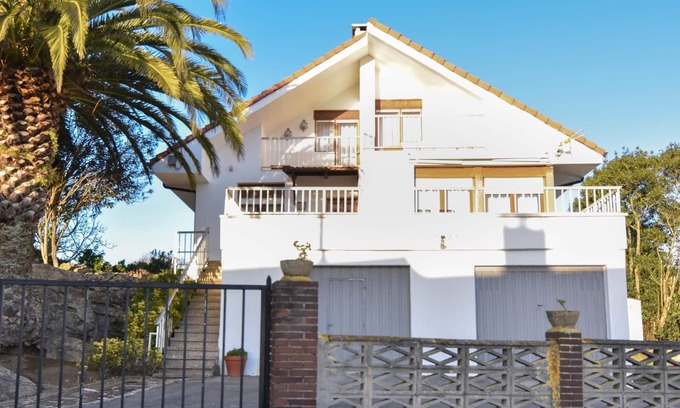 Bareyo Villa | Spacious and comfortable chalet in Ajo with beautiful views