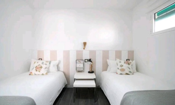 Cabo de las Huertas Apartment | Spacious and Stylish 3 Bedroom Apartment- 4min walk to beach